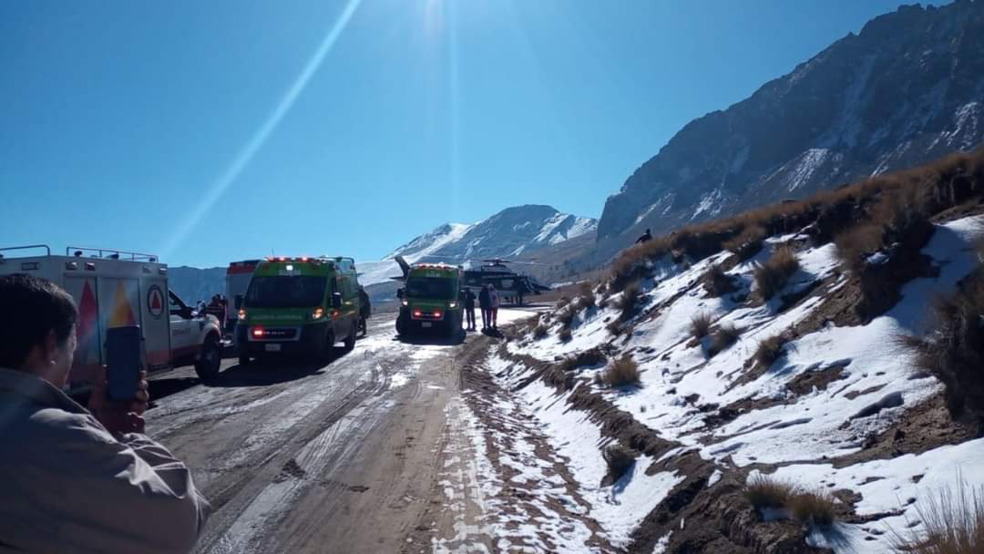 Volcó camioneta cargada de  turistas en el Nevado de Toluca